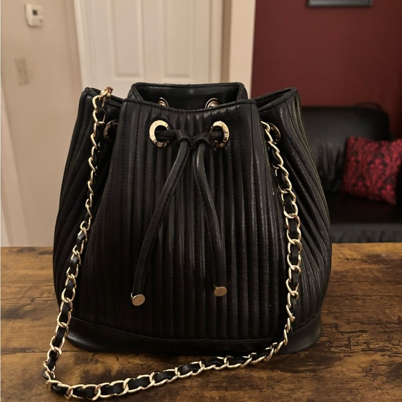 henri bendel Handbags - Henri Bendel Elegant Black Quilted leather Bucket Bag. Excellent condition.